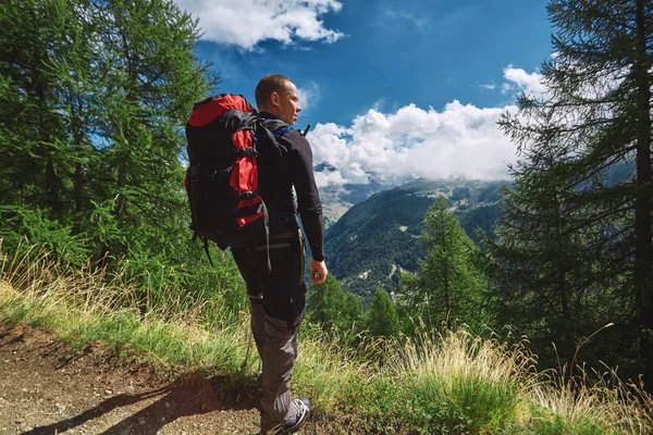 Escursionista sul sentiero in montagna — Foto Stock
