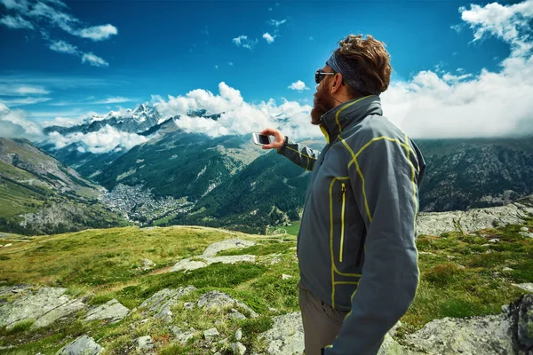 Randonneur au sommet d'un col faisant du selfie contre les montagnes alpines — Photo