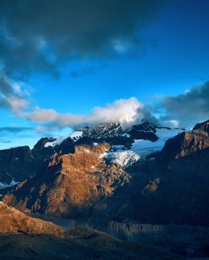 Dağlarda gün doğumu