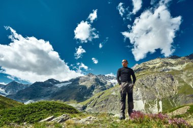 Dağlarda yürüyüş yapan