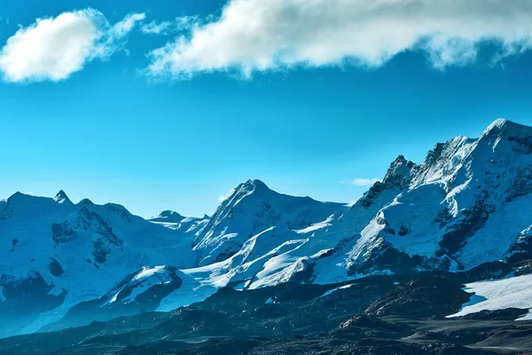 Uitzicht op de Alpine bergen bij de zonsopgang. — Stockfoto