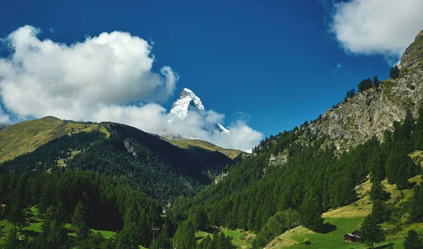 Sníh vrcholky hor.. Pohled na horu Matterhorn. — Stock fotografie