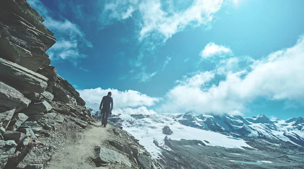 Turysta na szlaku w górach alpejskich — Zdjęcie stockowe
