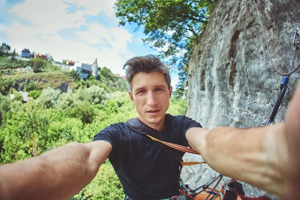 Hombre escalador hacer selfie — Foto de Stock