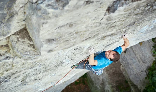 Male rock climber on the cliff — Stock Photo, Image