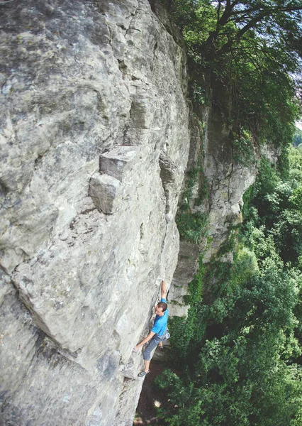 Männlicher Bergsteiger auf der Klippe — Stockfoto