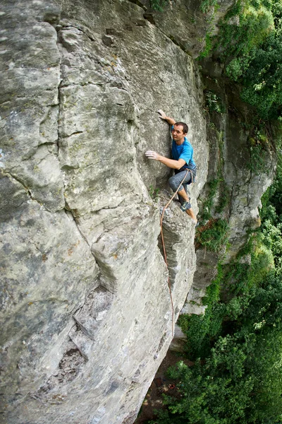 Männlicher Bergsteiger auf der Klippe — Stockfoto