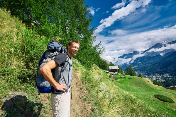 Hiker on the trail in the mountains — Stock Photo, Image