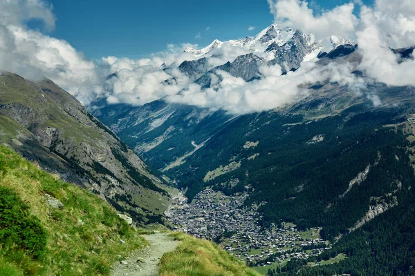 Krásná alpská krajina s horské cesty, Švýcarské Alpy, Evropa — Stock fotografie