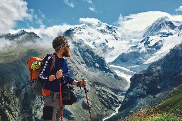 在山径上徒步旅行者 — 图库照片