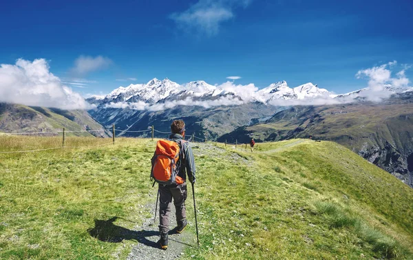 Turysta na szlaku w górach — Zdjęcie stockowe