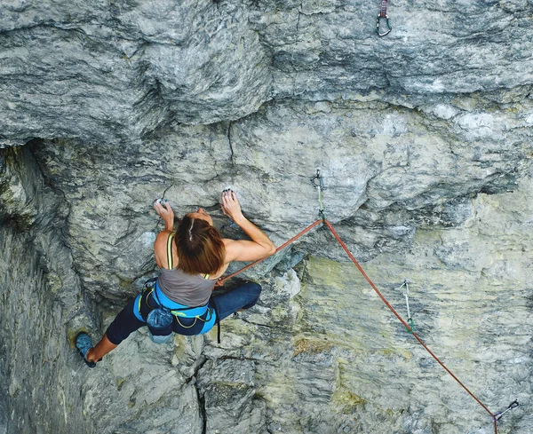 Donna arrampicatrice sulla scogliera — Foto Stock