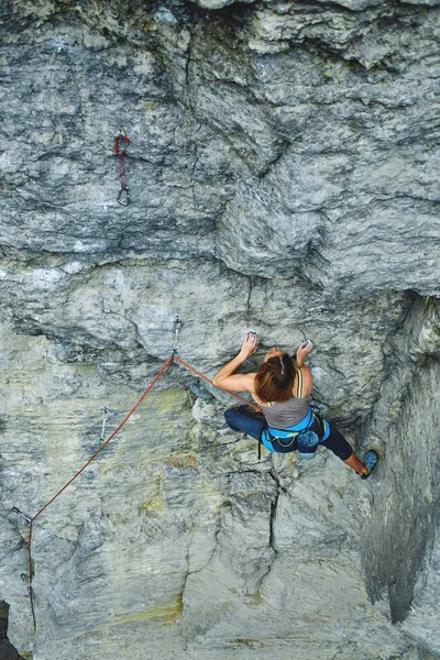 Donna arrampicatrice sulla scogliera — Foto Stock