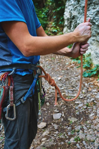 En man försäkrar klättrare genom en belay enhet. — Stockfoto