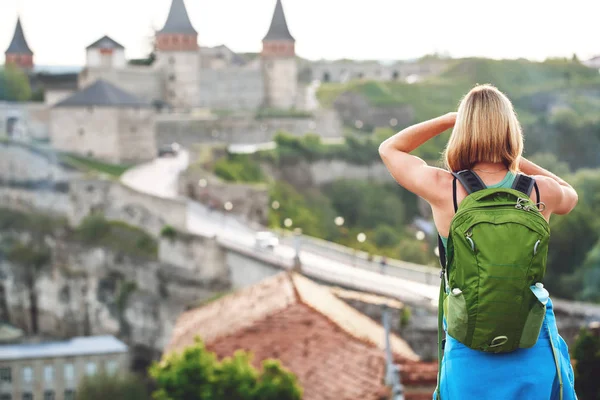 Donna turista fa una foto di un vecchio castello — Foto Stock