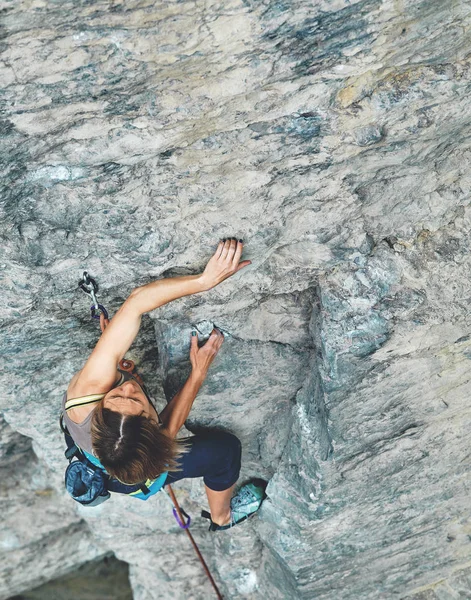 Mujer escalador en el acantilado — Foto de Stock