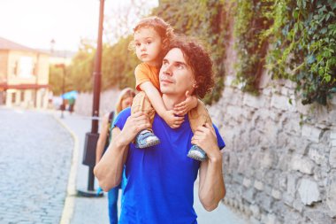 Aile Şehir Parkı içinde yürür