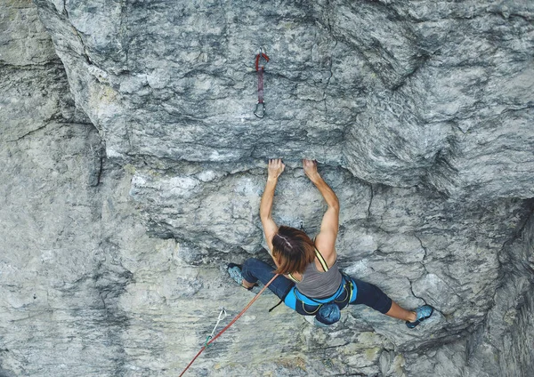 Kadın dağcı cliff üzerinde tırmanıyor — Stok fotoğraf