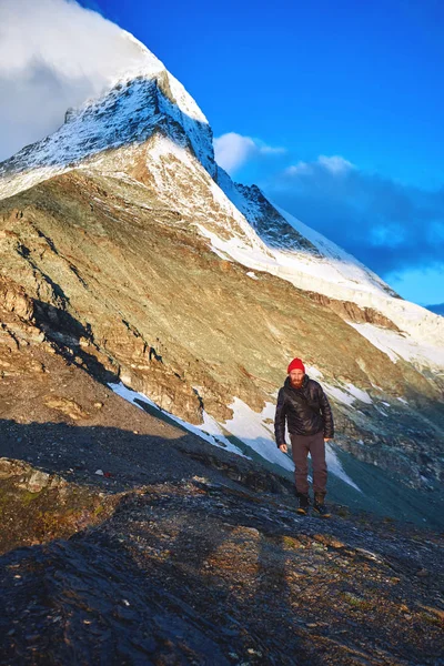 Hiker överst på en pass med Matterhorn berget på bakgrunden — Stockfoto