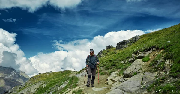 Randonneur sur le sentier dans les montagnes suisses — Photo