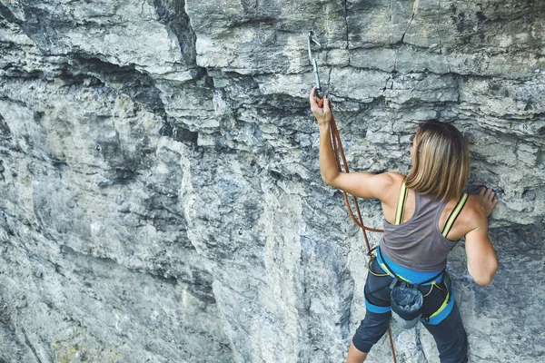 Donna arrampicatrice si arrampica sulla scogliera — Foto Stock