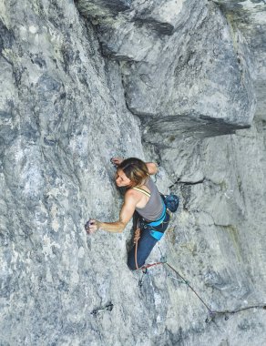 kadın dağcı cliff üzerinde tırmanıyor
