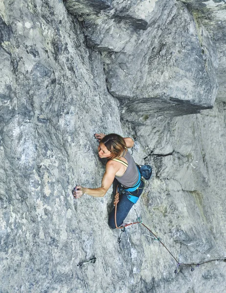 Donna arrampicatrice si arrampica sulla scogliera — Foto Stock