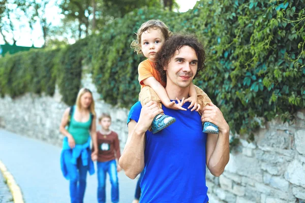 Family walks In city park — Stock Photo, Image