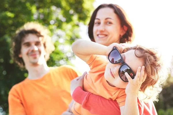 Feliz familia paseos en parque de la ciudad —  Fotos de Stock