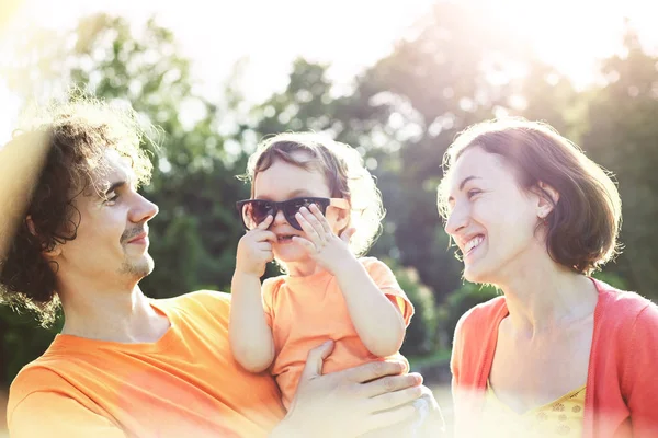 Feliz familia paseos en parque de la ciudad — Foto de Stock