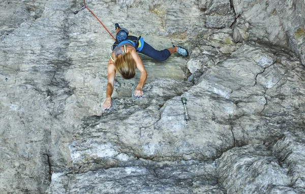 女性ロック ・ クライマーが崖の上に登る — ストック写真