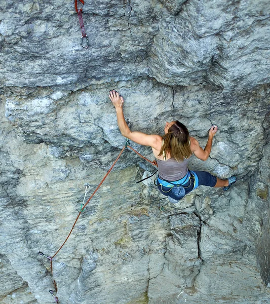 Donna arrampicatrice si arrampica sulla scogliera — Foto Stock