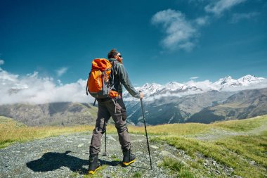Uzun yürüyüşe çıkan kimse dağlarda izinde