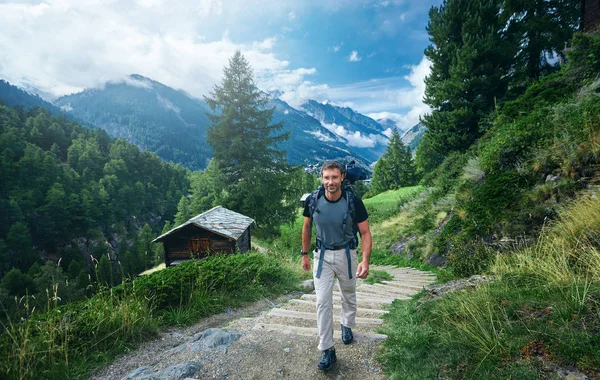 Dla dorosłych turysta w szwajcarskich górach — Zdjęcie stockowe