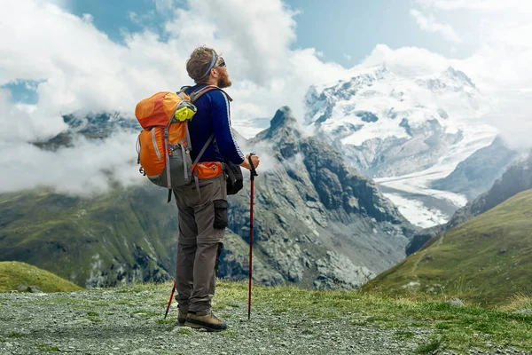 Wanderer auf den Spuren der Berge — Stockfoto