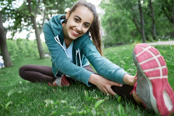 Retrato de mujer joven y deportiva en ropa deportiva haciendo yoga o ejercicios de estiramiento —  Fotos de Stock