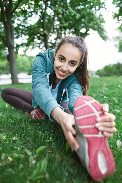 Retrato de mujer joven y deportiva en ropa deportiva haciendo yoga o ejercicios de estiramiento — Foto de Stock