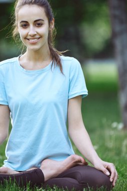 Yoga yaparken veya germe egzersizleri spor genç ve sportif kadın portresi