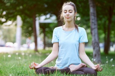 Yoga yaparken veya germe egzersizleri spor genç ve sportif kadın portresi