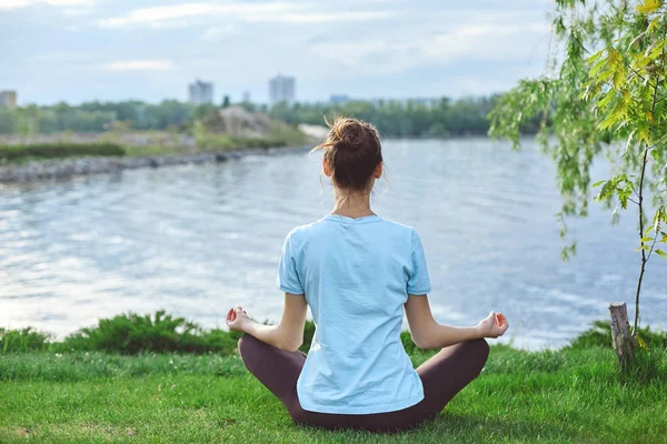 Retrato de mujer joven y deportiva en ropa deportiva haciendo yoga o ejercicios de estiramiento — Foto de Stock