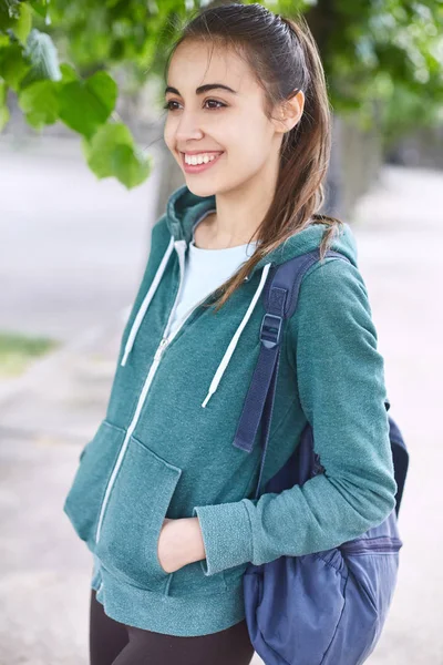 Portrait de belle fille heureuse en vêtements de sport au milieu des arbres dans le parc — Photo