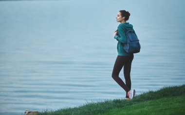 Spor bir göl ya da deniz kıyısında güzel mutlu kız portresi