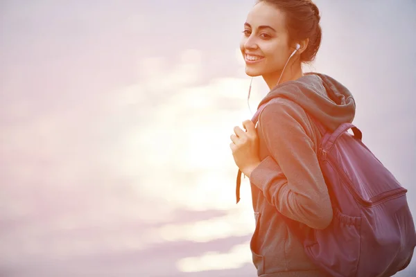 Retrato de hermosa chica feliz en ropa deportiva en la orilla de un lago o mar —  Fotos de Stock