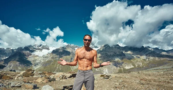 Hiker at the top of a pass — Stock Photo, Image