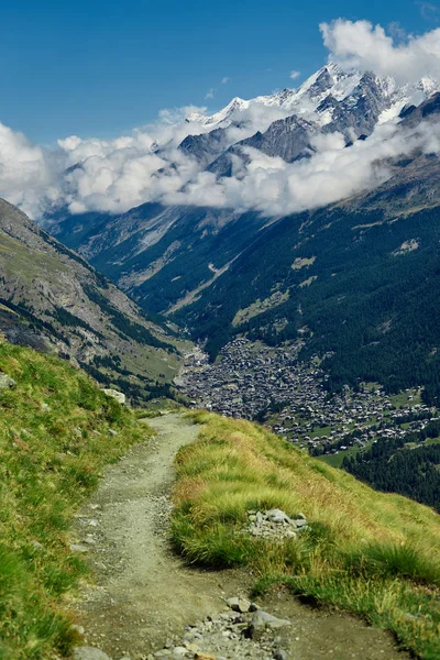 Prachtige alpine landschap met een berg pad, Zwitserse Alpen, Europa — Stockfoto