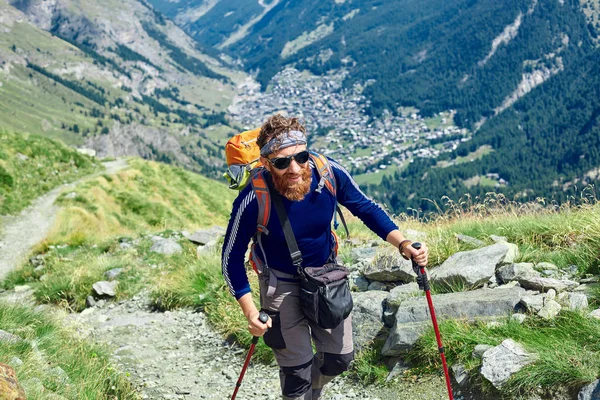 Wanderer auf dem Gipfel eines Passes — Stockfoto