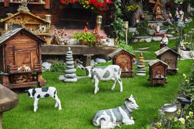 heykelcik bir cüceler ve bahçedeki çimlerin üzerine inek