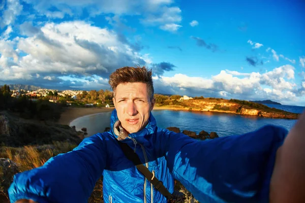 Man die selfie op het strand — Stockfoto