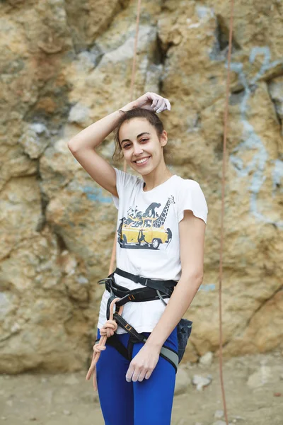 Cliff karşı poz emniyet kemeri tırmanma içinde gülümseyen kadın — Stok fotoğraf