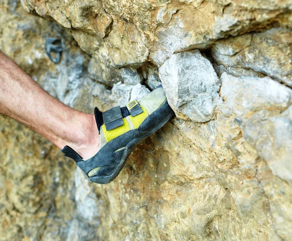 Man rock climber on the cliff — Stock Photo, Image